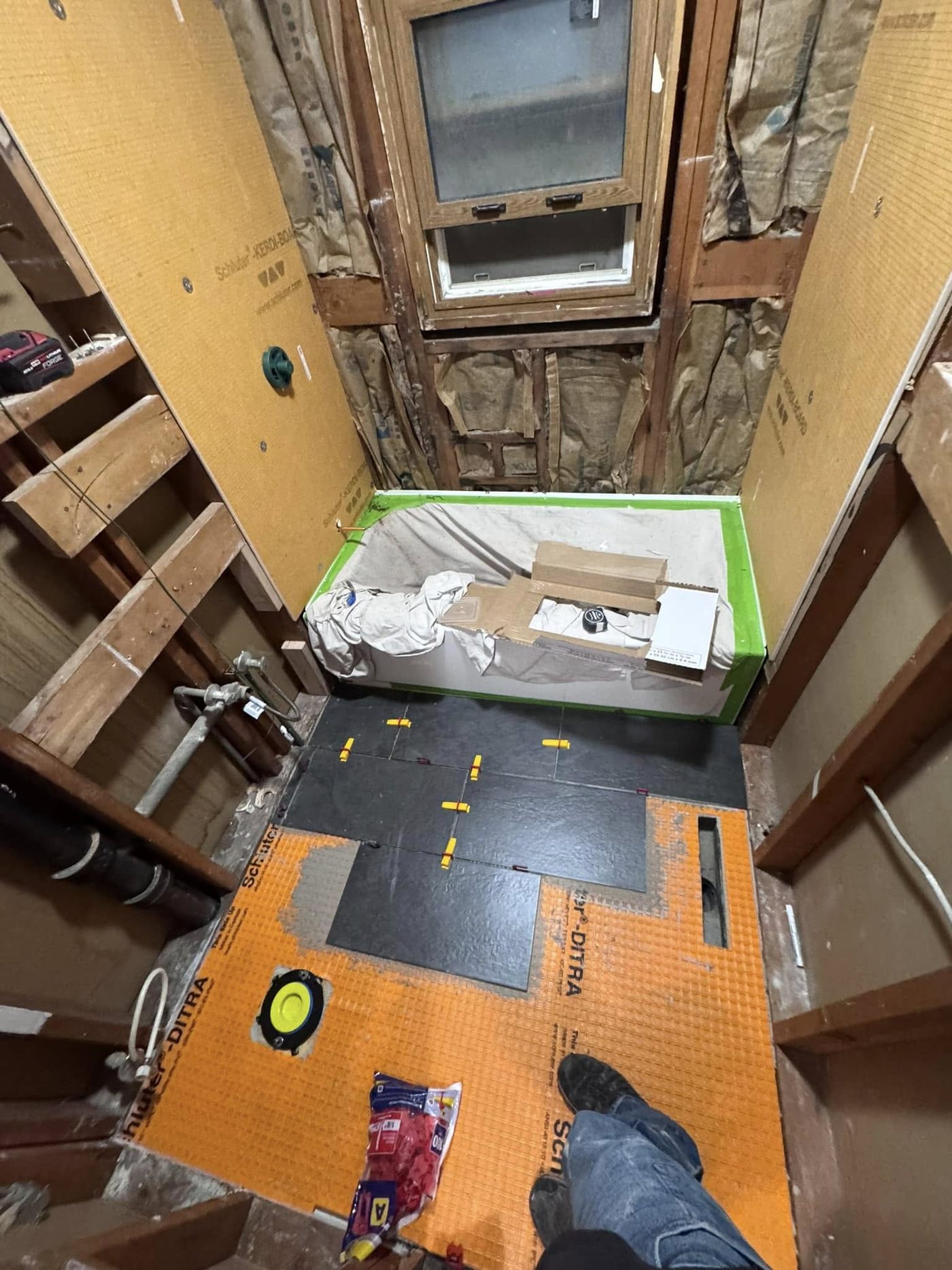Waterproofing board and uncoupling membrane going in before the tile
